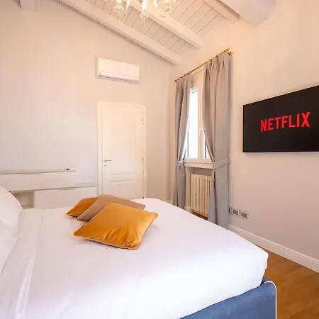 Villa Lakefront Luxury Villa, Jacuzzi, Garage E Terrace