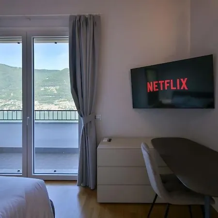 Lakefront Luxury Villa, Jacuzzi, Garage E Terrace Villa *